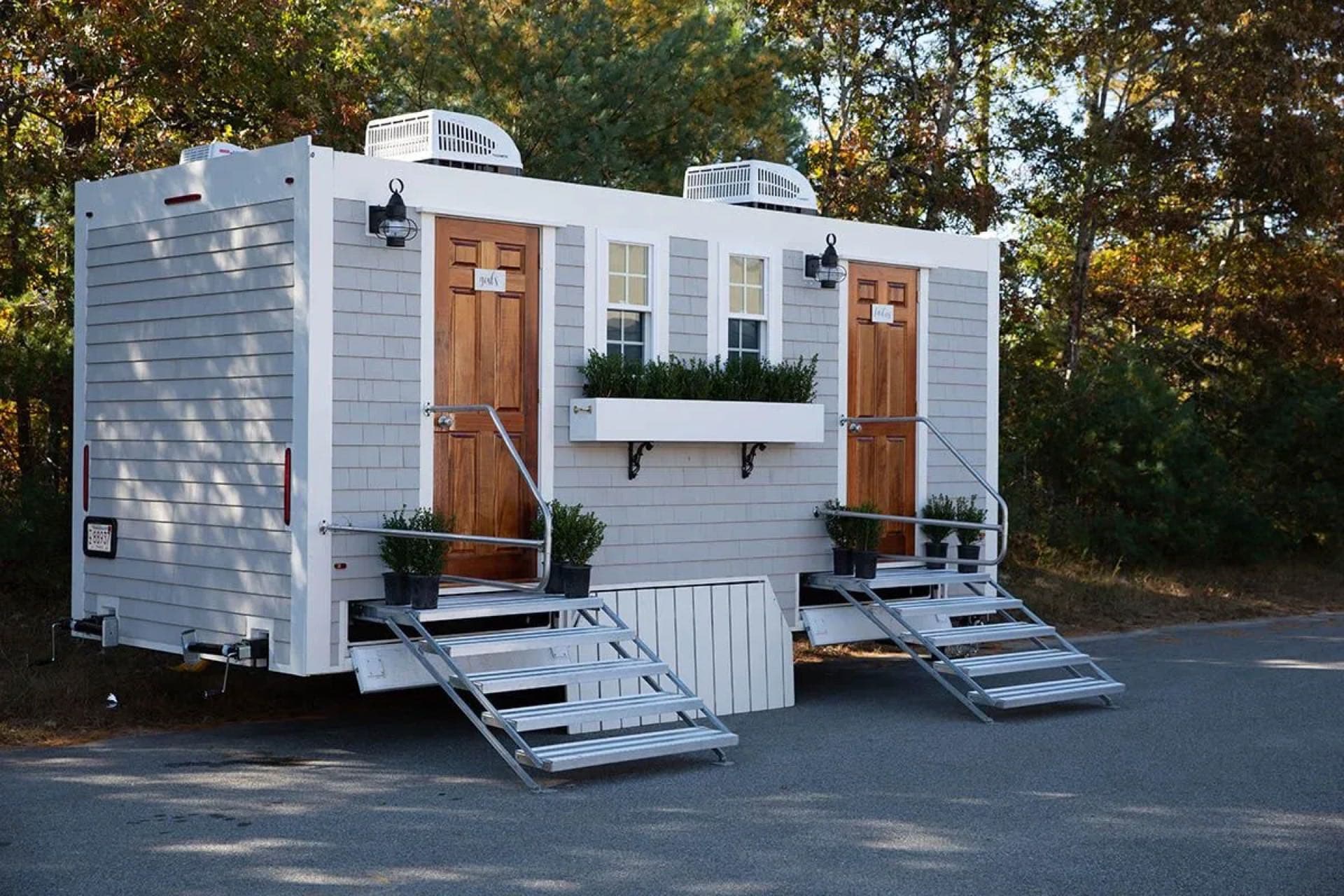 Remorque de Toilettes de Luxe — portable sanitation rental in Canada